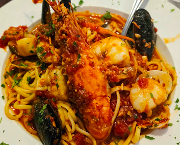 Mamma's on the Hill signature dishes Toasted Ravioli
Seafood Linguine
Baked Lasagna